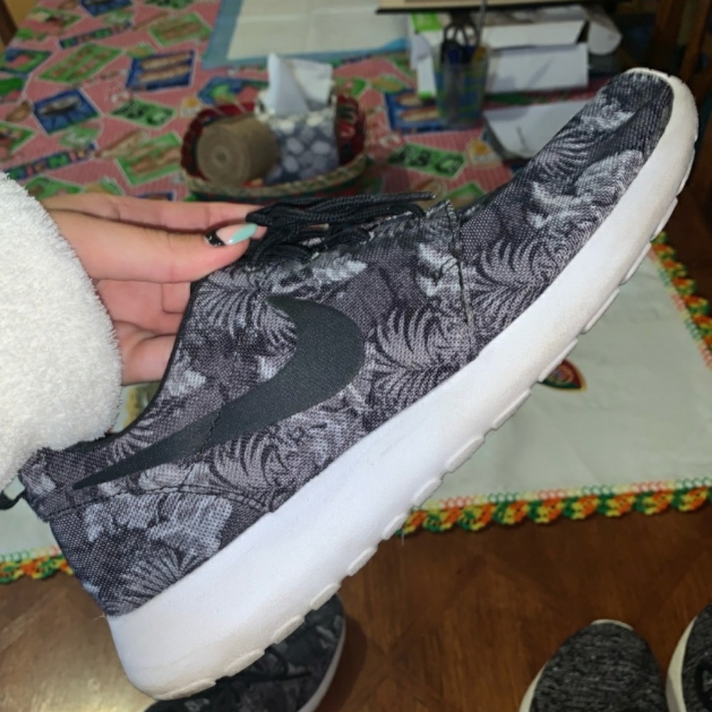 💙 Roshe Black Nike Sneakers